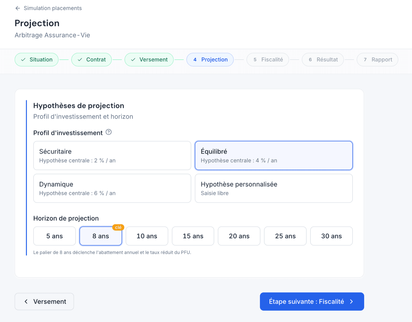 Étape Projection d'une simulation d'arbitrage assurance-vie dans PatrimLab : choix du profil d'investissement (sécuritaire, équilibré, dynamique ou personnalisé) et de l'horizon de projection, avec le palier de 8 ans signalé
